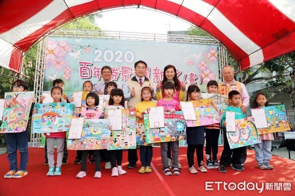 ▲「虎頭埤百年勝景耀新化兒童寫生比賽」在虎頭碑風景區登場，市長黃偉哲親自出席頒獎給各組得獎的小朋友。（圖／記者林悅翻攝）