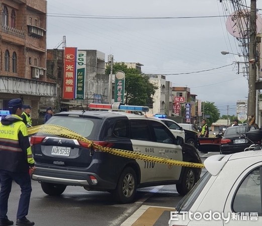 ▲桃園市龍潭區去年9月4日下午，貓霖幫角頭江宗霖在住家前遭槍殺，警方現場採證。（資料照／記者沈繼昌翻攝）