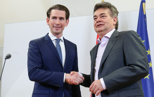 ▲奧地利人民黨黨魁庫爾茨（左）與綠黨黨魁科勒（右）在首都維也納（Vienna）宣布，將共組聯合政府。（圖／路透）