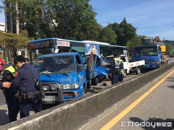 ▲▼士林官邸前車禍。（圖／記者邱中岳翻攝）