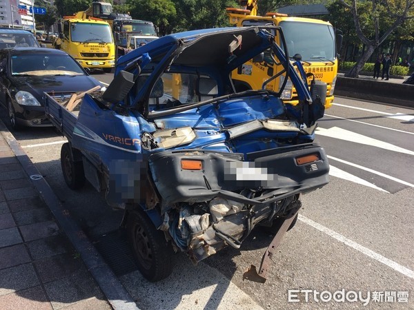 ▲▼士林官邸前車禍。（圖／記者邱中岳翻攝）