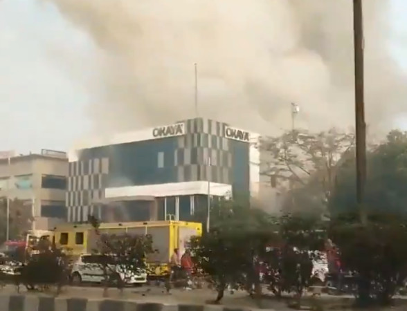 ▲▼ 印度新德里Peeragarhi一間工廠2日上午發生大火，但隨後爆炸倒塌，外傳多人受困。（圖／翻攝自推特）