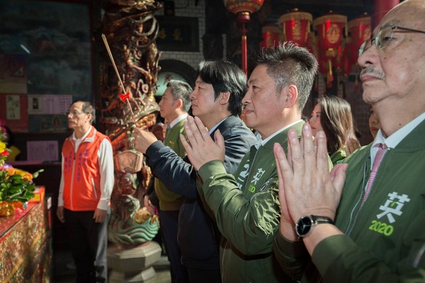 ▲賴清德新竹參拜4宮廟　祈求「黑鷹」搶救順利。（圖／記者陳凱力翻攝）