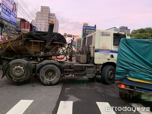 ▲汐止中興路與大同路一段交叉路口車禍。（圖／記者張君豪翻攝）