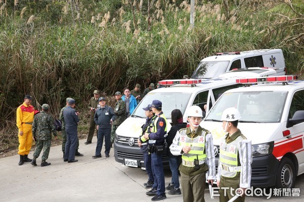 ▲▼黑鷹直升機墜毀現場入山口管制點。（圖／記者屠惠剛攝）