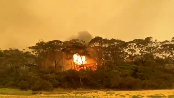 ▲▼ 澳洲新南威爾斯省羅斯代爾（Rosedale）野火導致當地一棟建物起火，隨後發生爆炸。澳洲野火。（圖／路透）