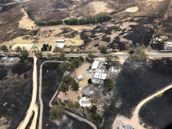 ▲▼澳洲維多利亞省拜恩斯代爾（Bairnsdale）野火延燒，空拍照曝光。（圖／路透）