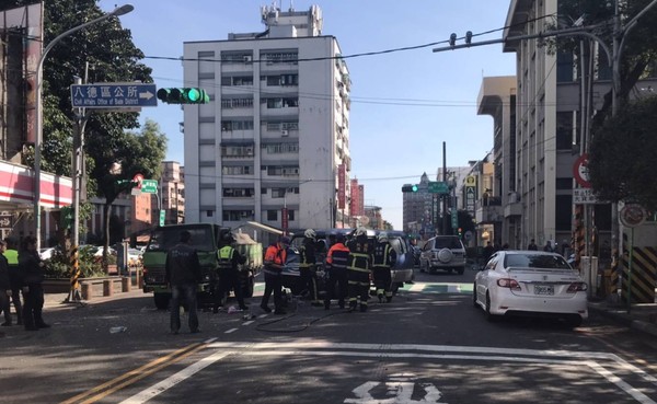 ▲桃園市八德區興豐與中山路口處，2日上午發生廂型車撞上工程車意外，警消正設法救廂型車受困駕駛。（圖／翻攝自臉書網站）