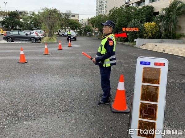 ▲台南市警局為強化第一線警員安全，特購買186組「警報型警示燈」及3500顆LED肩燈，讓警員有更多反應時間，避免傷亡。（圖／記者林悅翻攝）