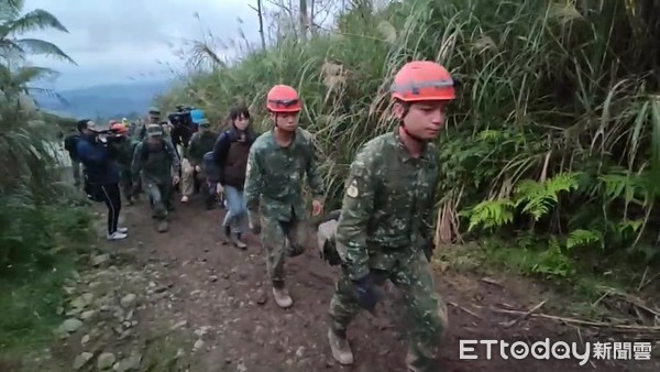 ▲▼軍方3日派員入山搜尋黑鷹直升機黑盒子，以釐清8死、5傷肇因。（圖／記者游芳男翻攝，下同）