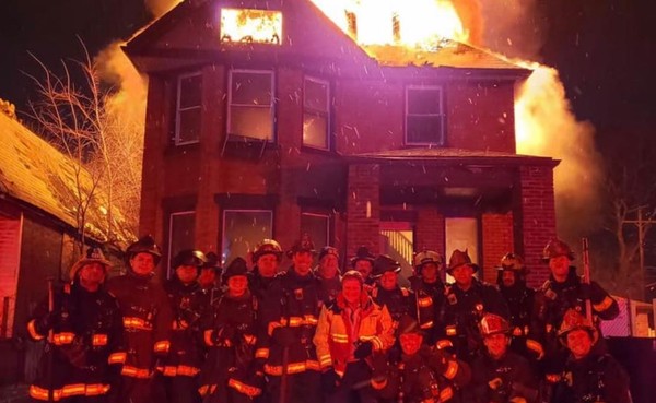 ▲▼底特律消防隊在失火屋前拍照惹議。（圖／翻攝自推特／@NewsWithVictor）