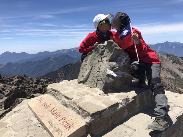 ▲▼劉鎮富跟妻子登山留影。（圖／翻攝劉鎮富妻子臉書）