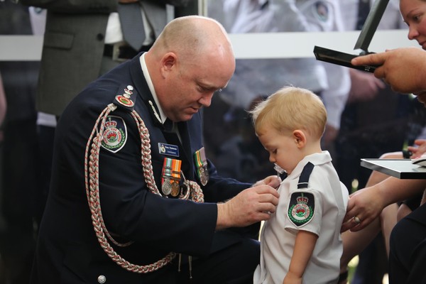 ▲▼澳洲殉職消防員兒子代替父親領英勇勳章。（圖／翻攝自Facebook／NSW Rural Fire Service）