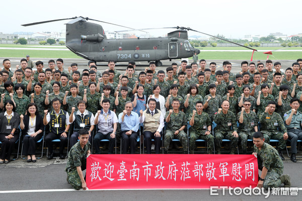 ▲台南市長黃偉哲2019年端午節前往營區勞軍，由洪鴻鈞少將代表官兵接受台南名產並互動合影。（圖／記者林悅翻攝，下同）