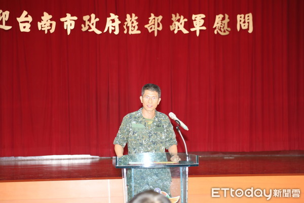 ▲台南市長黃偉哲2019年端午節前往營區勞軍，由洪鴻鈞少將代表官兵接受台南名產並互動合影。（圖／記者林悅翻攝，下同）