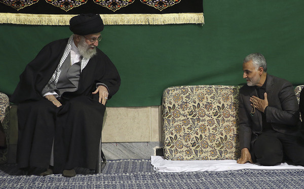 ▲▼「聖城軍」指揮官蘇萊曼尼（Qassem Soleimani）向伊朗最高領袖哈米尼（Ayatollah Ali Khamenei）致意。（圖／達志影像／美聯社）