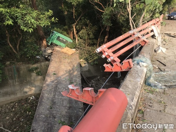 ▲拖板車撞擊小貨車後，疑因煞不住車，衝破對向車道人行道上的護欄，墜下約5公尺深的邊坡。