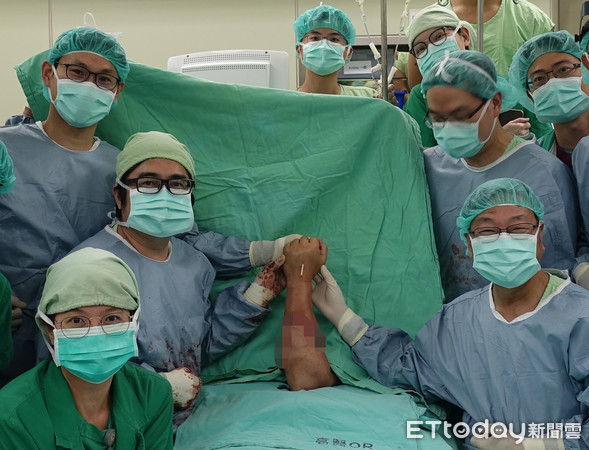 ▲高醫團隊經歷12小時的手術時間，完成手臂異體移植。（圖／記者許宥孺翻攝）