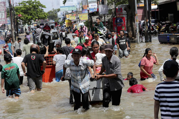 ▲印尼發生嚴重的洪災。（圖／達志影像／美聯社）