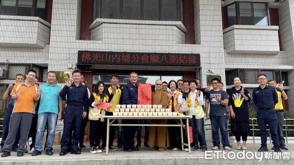 ▲國際佛光會內埔分會慶祝「佛陀成道日」，特地熬煮「臘八粥」，於日前由佛光山潮州講堂監寺妙辰法師的帶領，到內埔警分局致送，分享成道喜悅            。（圖／記者陳崑福翻攝）