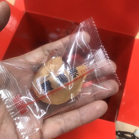 ▲▼費太太發送費太太幸運乾餅。（圖／費鴻泰辦公室提供）