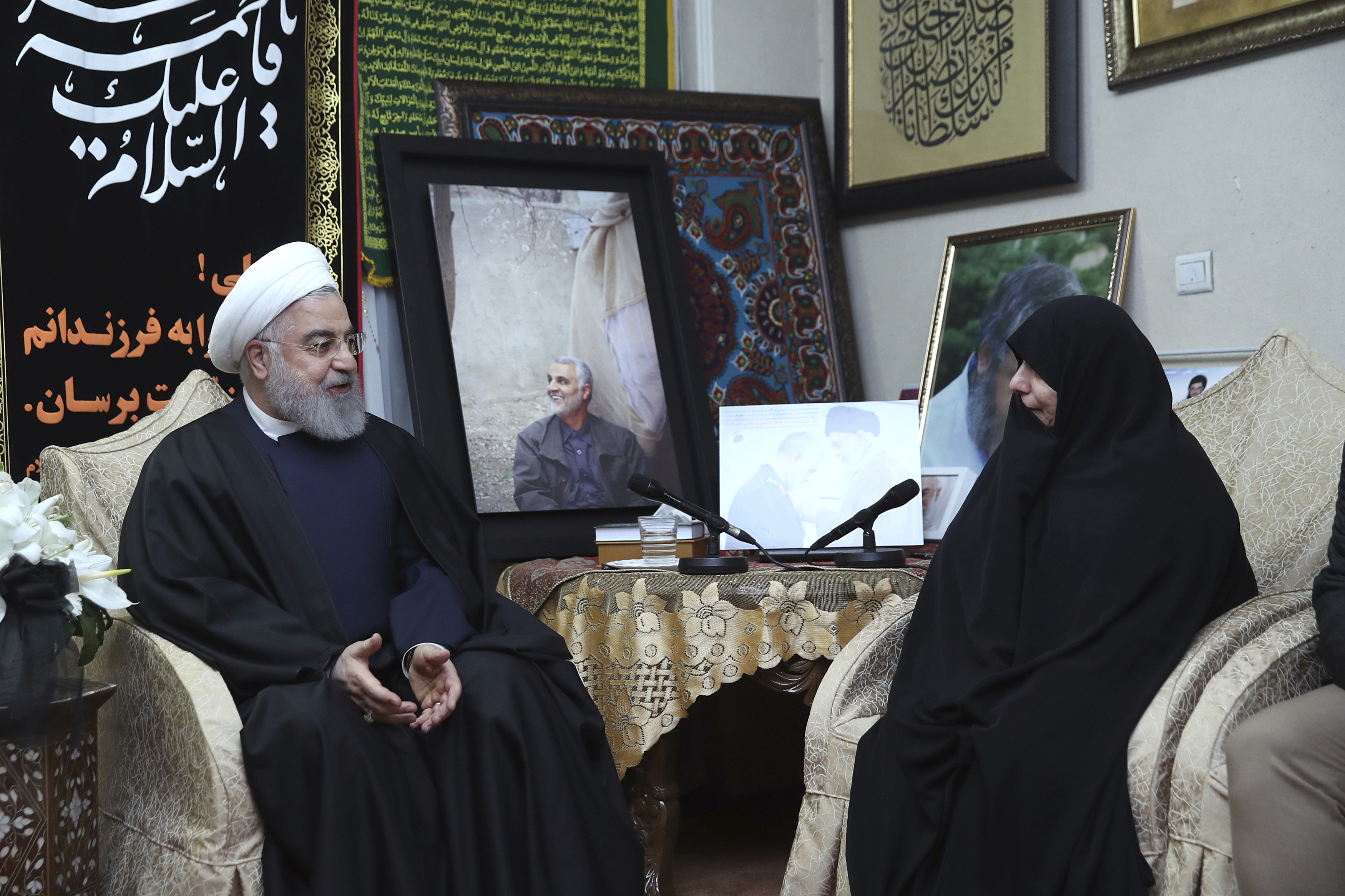 ▲▼伊朗總統羅哈尼（Hassan Rouhani）到府慰問蘇萊曼尼家屬。（圖／達志影像／美聯社）