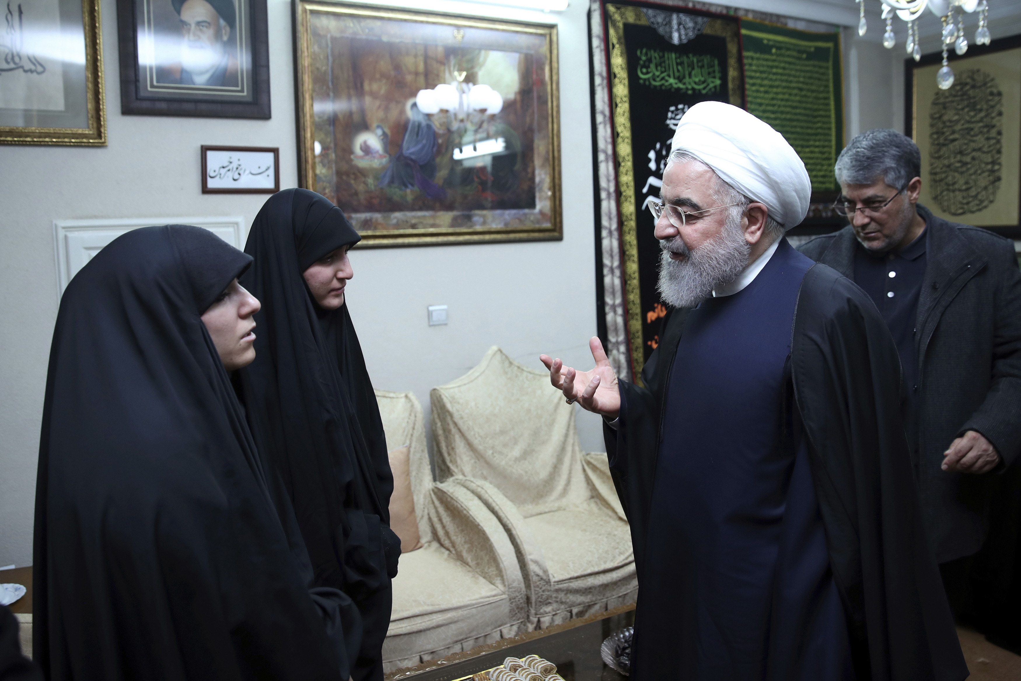 ▲▼伊朗總統羅哈尼（Hassan Rouhani）到府慰問蘇萊曼尼家屬。（圖／達志影像／美聯社）