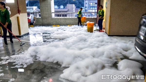 ▲ 基隆消防隊竟然「下雪了？」 原來停車場消防柱開關被車撞毀...泡沫噴射四濺。（圖／記者郭世賢翻攝）