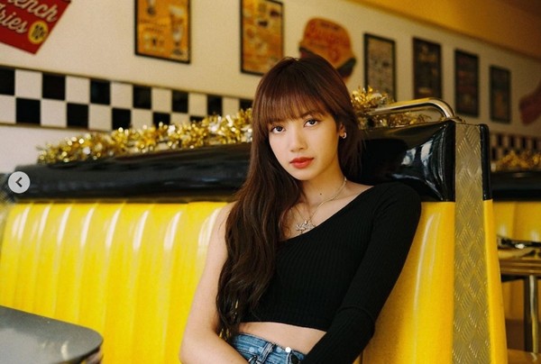 ▲Lisa到咖啡廳拍美照，老闆試圖出售她坐過的椅子。（圖／翻攝自Lisa Instagram）