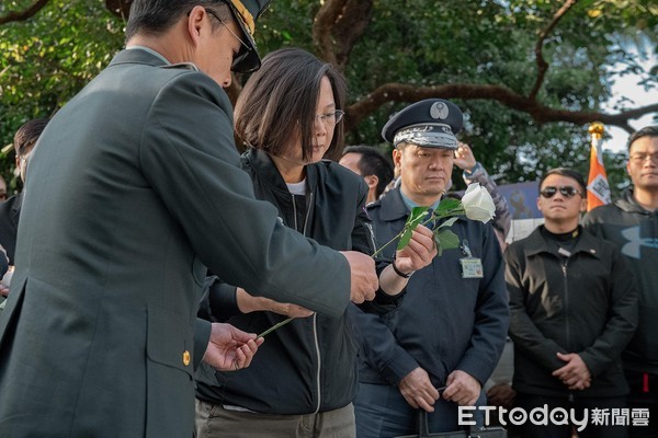 總統蔡英文4日二度到台北賓館追思沈一銘等殉職將士。（圖／翻攝蔡英文臉書）