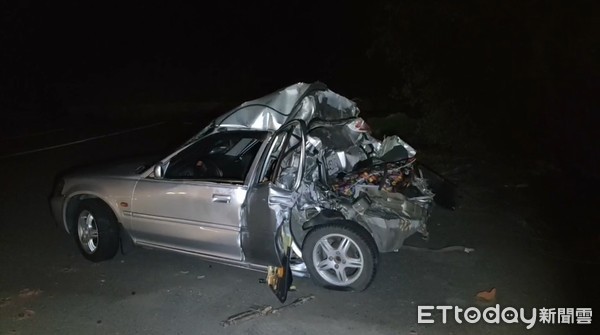 ▲▼苗栗貨車國道3號深夜追撞轎車　後座女「頭顱變形」亡、駕駛重傷。（圖／記者黃孟珍翻攝）