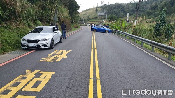 ▲▼藍色硬皮鯊北宜公路過彎失控撞對向BMW，幸好僅車體毀損             。（圖／記者陳以昇翻攝）