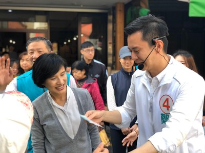 鄭麗君陪市場拜票　鄭朝方「一句話」讓她瞪大眼