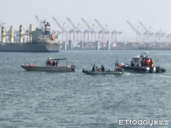 ▲高雄二港口傳出釣客落海，海巡警消正投入救援。（圖／記者許宥孺翻攝）