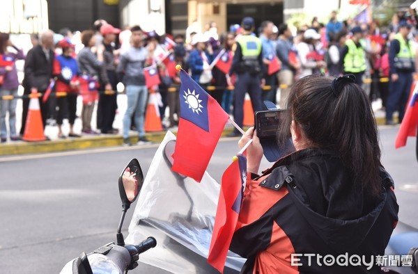 ▲▼韓國瑜新北輔選行程,為邱烽堯助選,韓粉在南勢角捷運站前聚集等候 。（圖／記者李毓康攝）