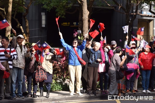 ▲▼韓國瑜新北輔選行程,為邱烽堯助選,韓粉在南勢角捷運站前聚集等候 。（圖／記者李毓康攝）