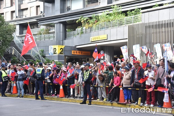 ▲▼韓國瑜新北輔選行程,為邱烽堯助選,韓粉在南勢角捷運站前聚集等候 。（圖／記者李毓康攝）