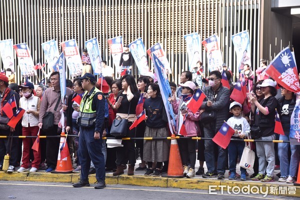 ▲▼韓國瑜新北輔選行程,為邱烽堯助選,韓粉在南勢角捷運站前聚集等候 。（圖／記者李毓康攝）