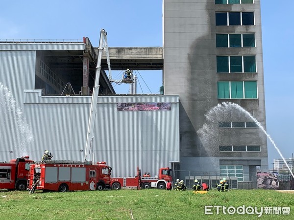 ▲高雄市消防局109年增添新的消防利器，空拍機跟砲塔             。（圖／記者吳奕靖翻攝）