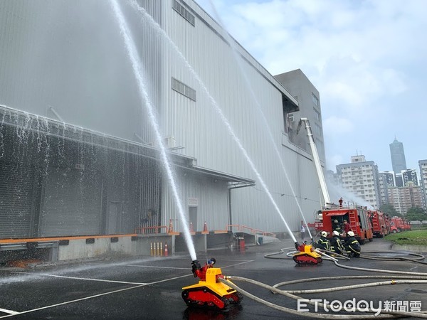 ▲高雄市消防局109年增添新的消防利器，空拍機跟砲塔             。（圖／記者吳奕靖翻攝）