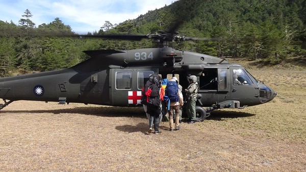 ▲▼黑鷹再度執行救援任務。（圖／翻攝自空軍司令部）