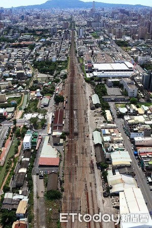 ▲高雄鐵路地下化後，舊鐵軌將翻轉為綠廊道。（圖／記者許宥孺翻攝）