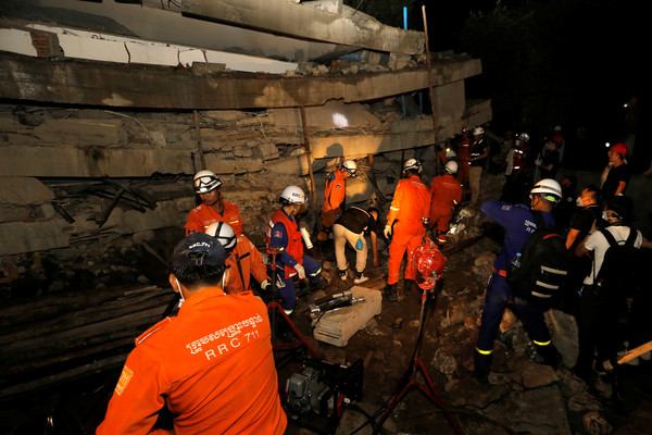 ▲柬埔寨白馬省（Kep）一間半完工七層樓旅館倒塌，工人被活埋，釀成36死23傷。（圖／路透）