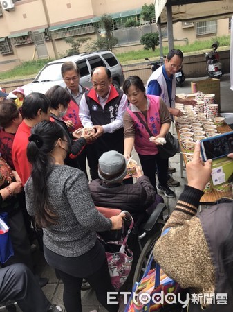 ▲台南市議員許至椿舉辦「名家揮毫贈春聯賀歲活動」，服務處還準備了台南傳統美食魯麵供民眾品嘗，場面熱鬧非凡。（圖／記者林悅翻攝，下同）