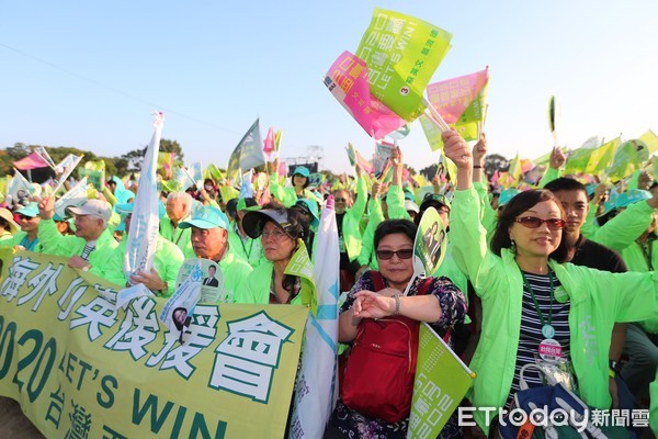 ▲台南英德競選總部5在東區南紡購物中心對面空地，舉辦台南有史以來最大的造勢活動。（圖／記者林悅翻攝，下同）