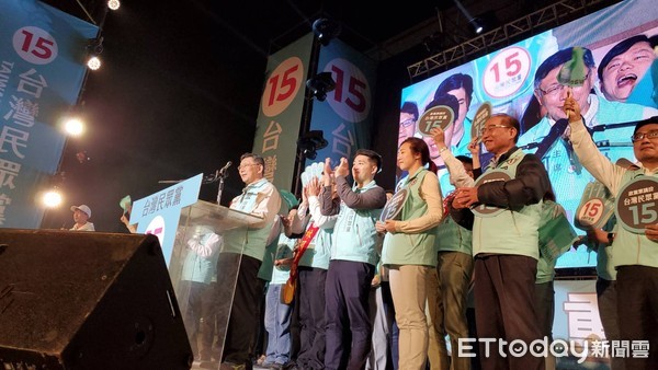▲民眾黨大造勢　柯文哲30分鐘演說8問：我們有對不起台灣嗎？。（圖／記者陳凱力攝）