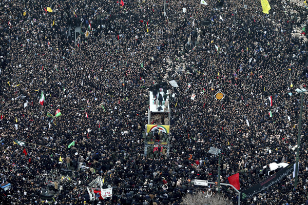 ▲▼伊朗阿瓦士（Ahvaz），群眾出席蘇萊曼尼（Qassem Soleimani）的葬禮。（圖／達志影像／美聯社）