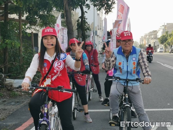 ▲台南市第三選區立委候選人童小芸，前往安南區的果菜市場掃街拜票，發放前總統馬英九春聯，受到民眾熱情歡迎。（圖／記者林悅翻攝，下同）