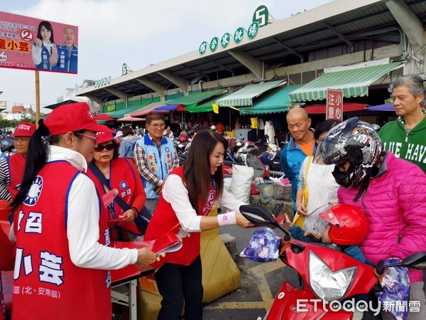 ▲台南市第三選區立委候選人童小芸，前往安南區的果菜市場掃街拜票，發放前總統馬英九春聯，受到民眾熱情歡迎。（圖／記者林悅翻攝，下同）