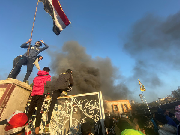 ▲▼ 伊拉克南部城市納西里耶（Nassiriya）出現反政府抗議示威，武裝組織「人民動員」（Hashd al-Shaabi）總部大樓起火。。（圖／路透）